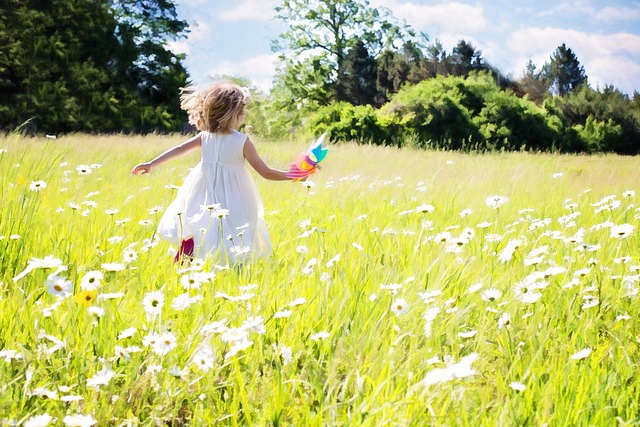 little-girl-running-795505_640