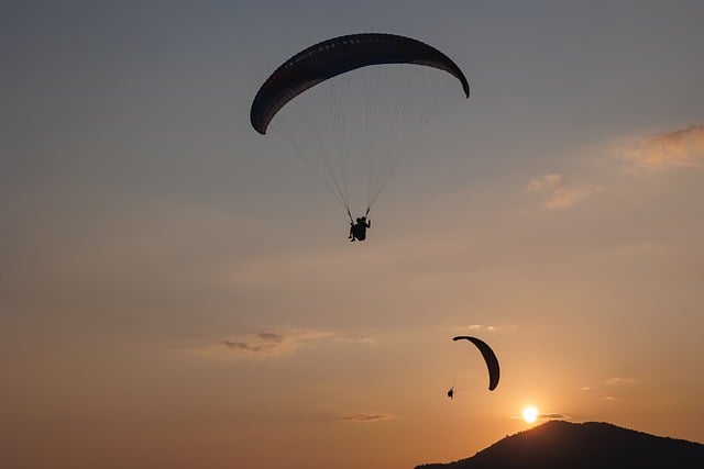 paragliding-8103063_640