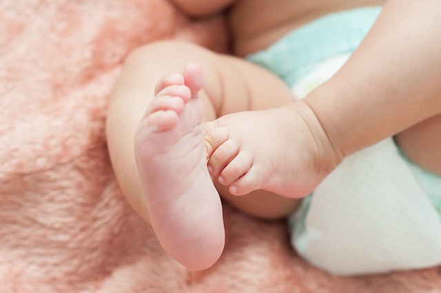 feet-of-baby-4203997_640